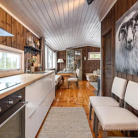 4 Bedroom Gorgeous In Hébergement de vacances Sjusjoen
